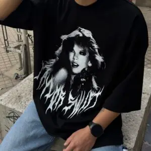 Polera Boxy Fit Taylor Swift Negra
