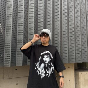 Polera Boxy Fit Taylor Swift Negra