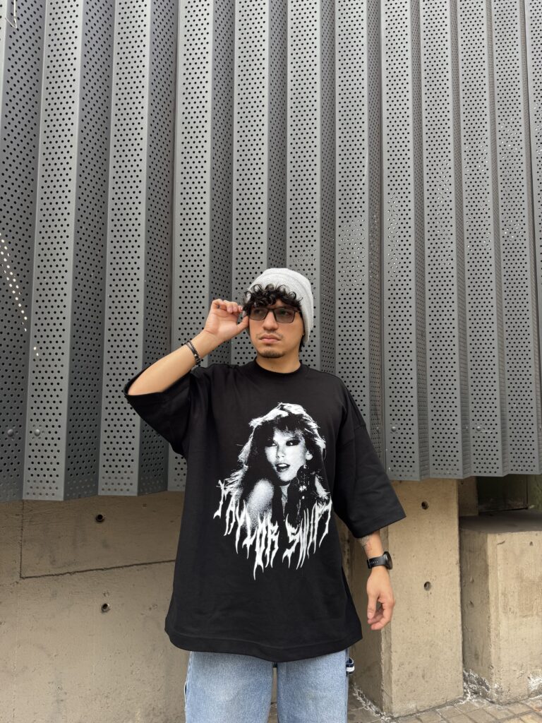 Polera Boxy Fit Taylor Swift Negra photo review